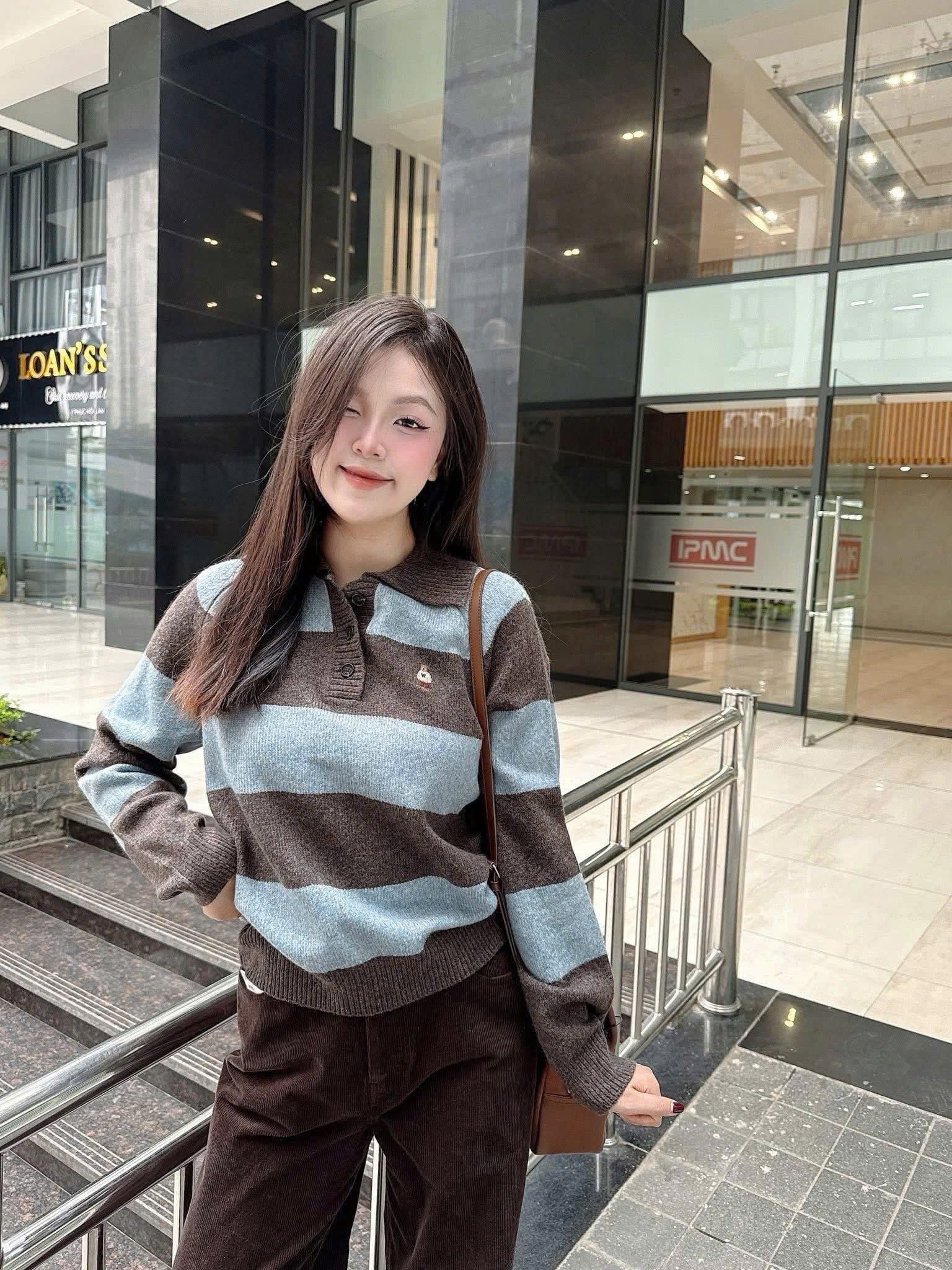  Áo Sweater Whoau Bokashi Stripe Collar Pullover Brown - WHKAF4T32F 