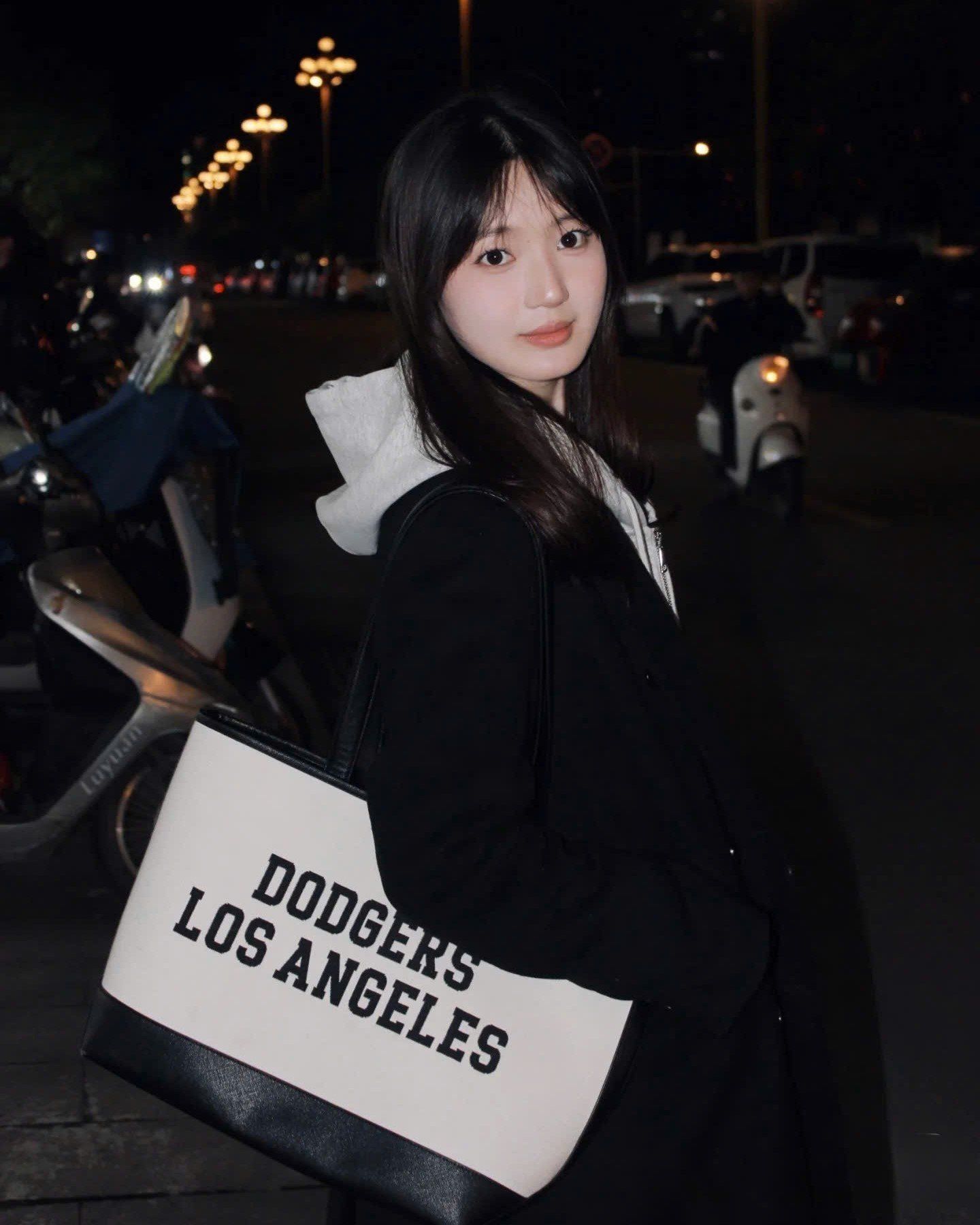  Túi Xách MLB Korea - Varsity Los Angeles Dodgers Shopper Bag 3AORL104N-07CRM 