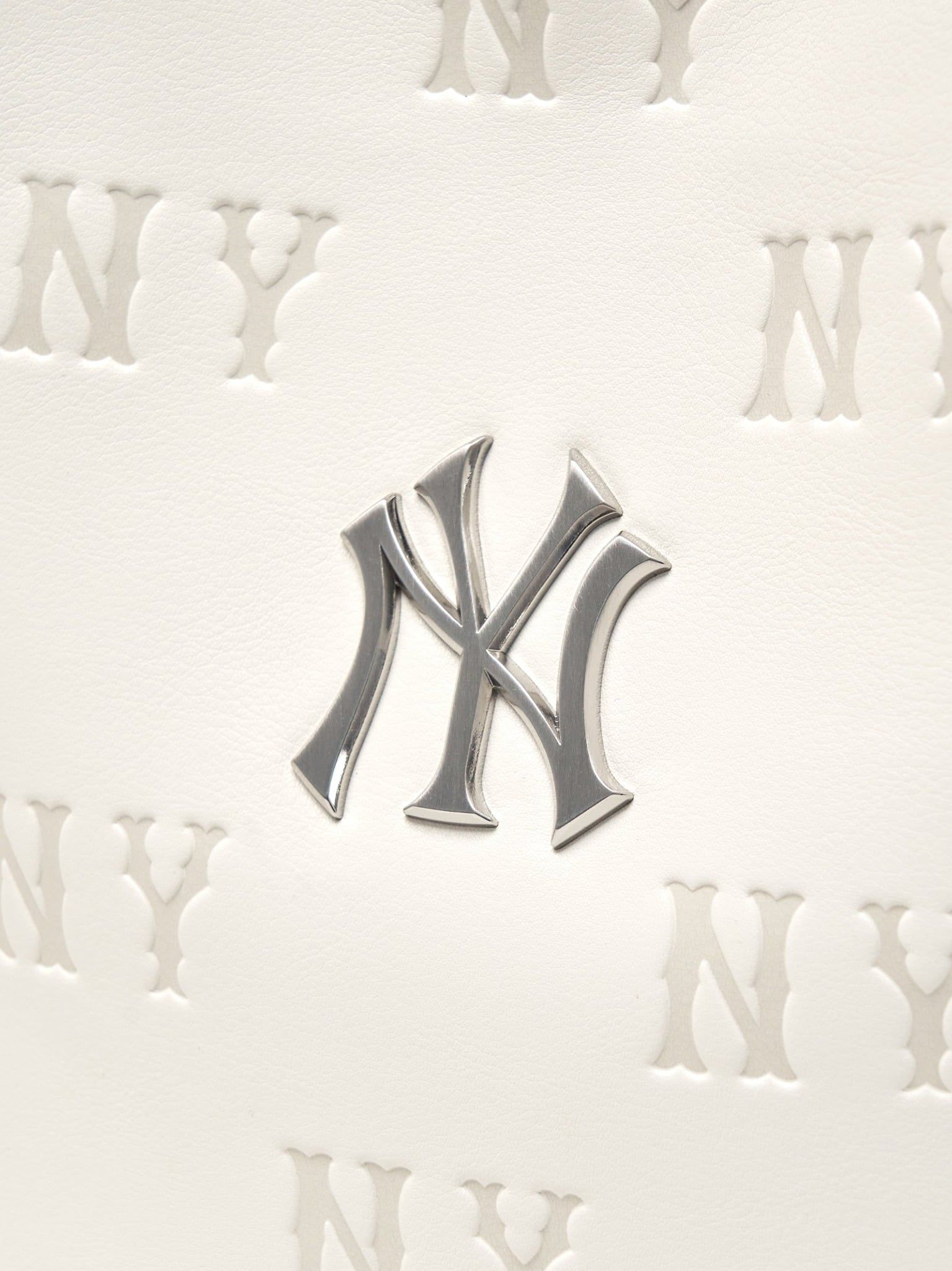  Túi Xách MLB - Classic Monogram Embossed Bucket Bag New York Yankees - 3ABMME16N-50CRS 