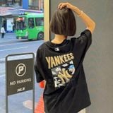  Áo thun MLB [Unisex] New Year Snake Cartoon Graphic Overfit Short Sleeve T-Shirt NY Yankees Black - 3ATSQ0251-50BKS 