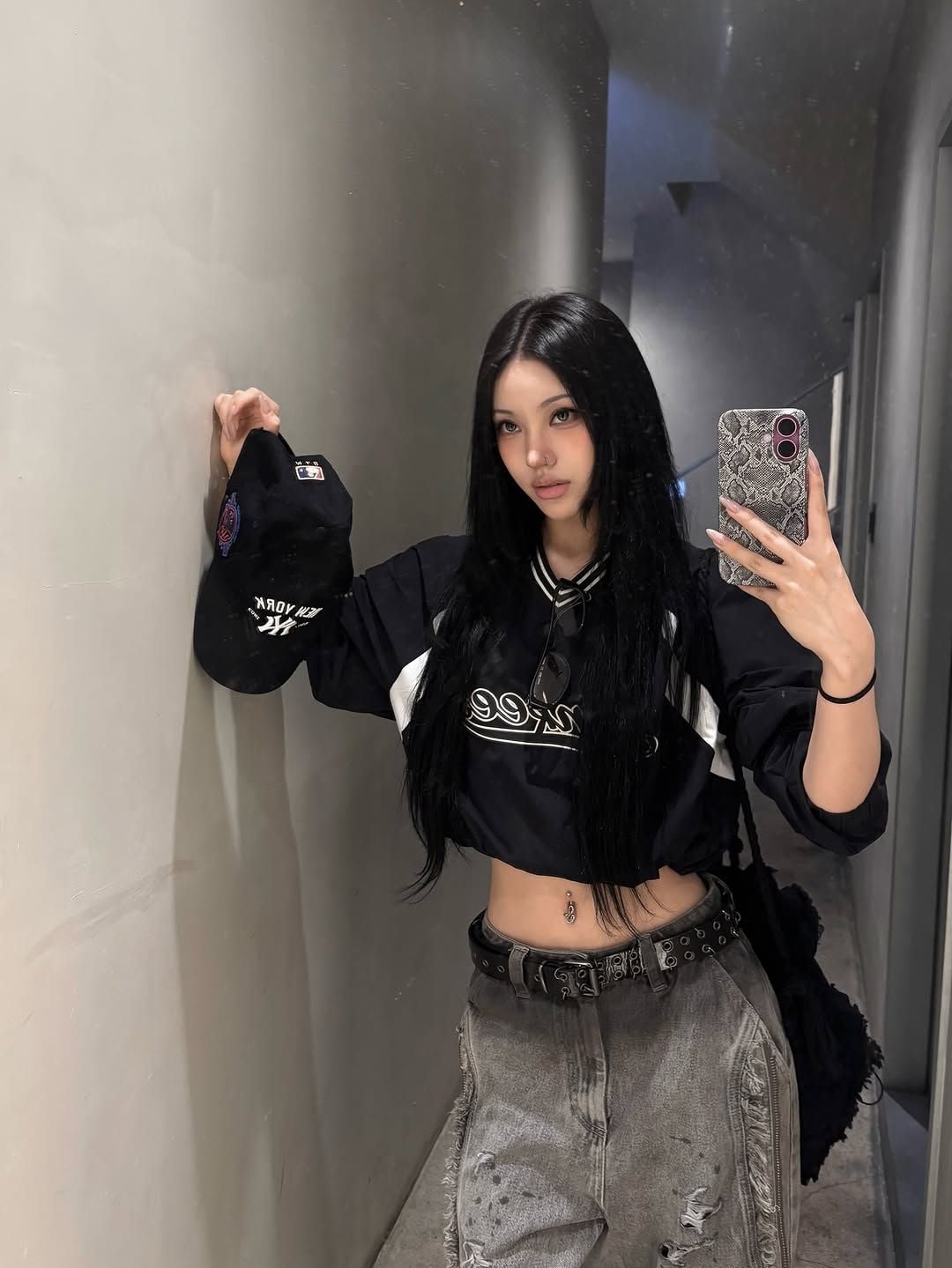  Áo Sweater MLB Korea - Varsity Sportive Curlsive Woven Yankees - 3AMTV1254-50BKS 