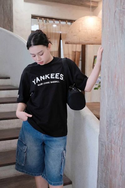 Áo thun MLB [Unisex] Varsity Big Logo Overfit NY Yankees - 3ATSV0253-50BKS