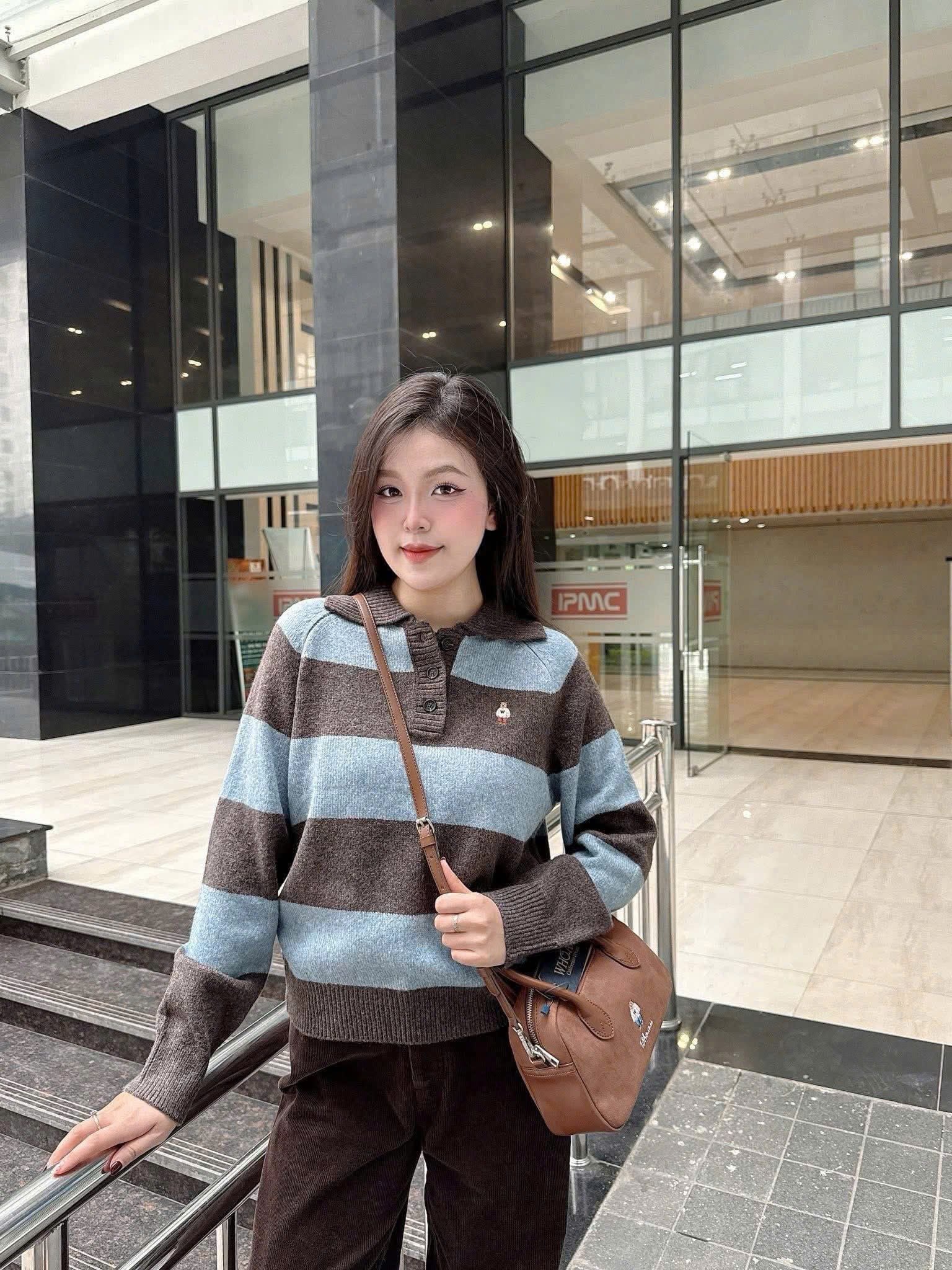  Áo Sweater Whoau Bokashi Stripe Collar Pullover Brown - WHKAF4T32F 