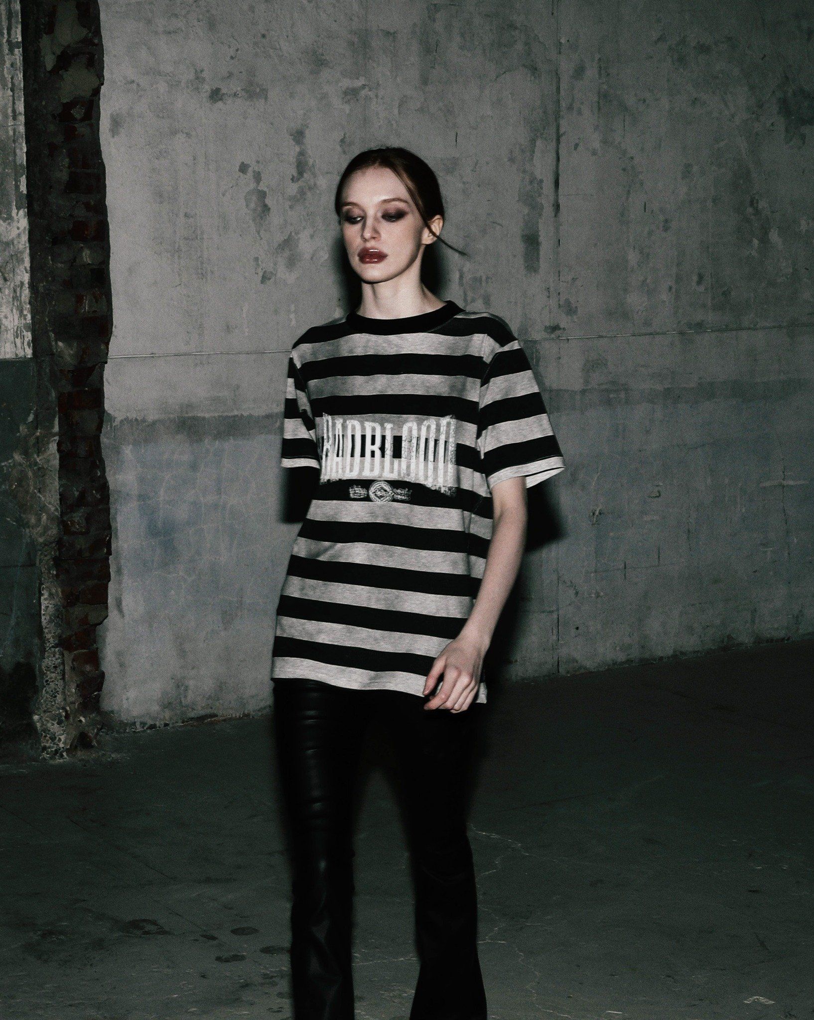  Áo Thun [Unisex] Badblood - [w-tee25-066] Curved Logo Dusty Stripe T-Shirt Black/Grey 