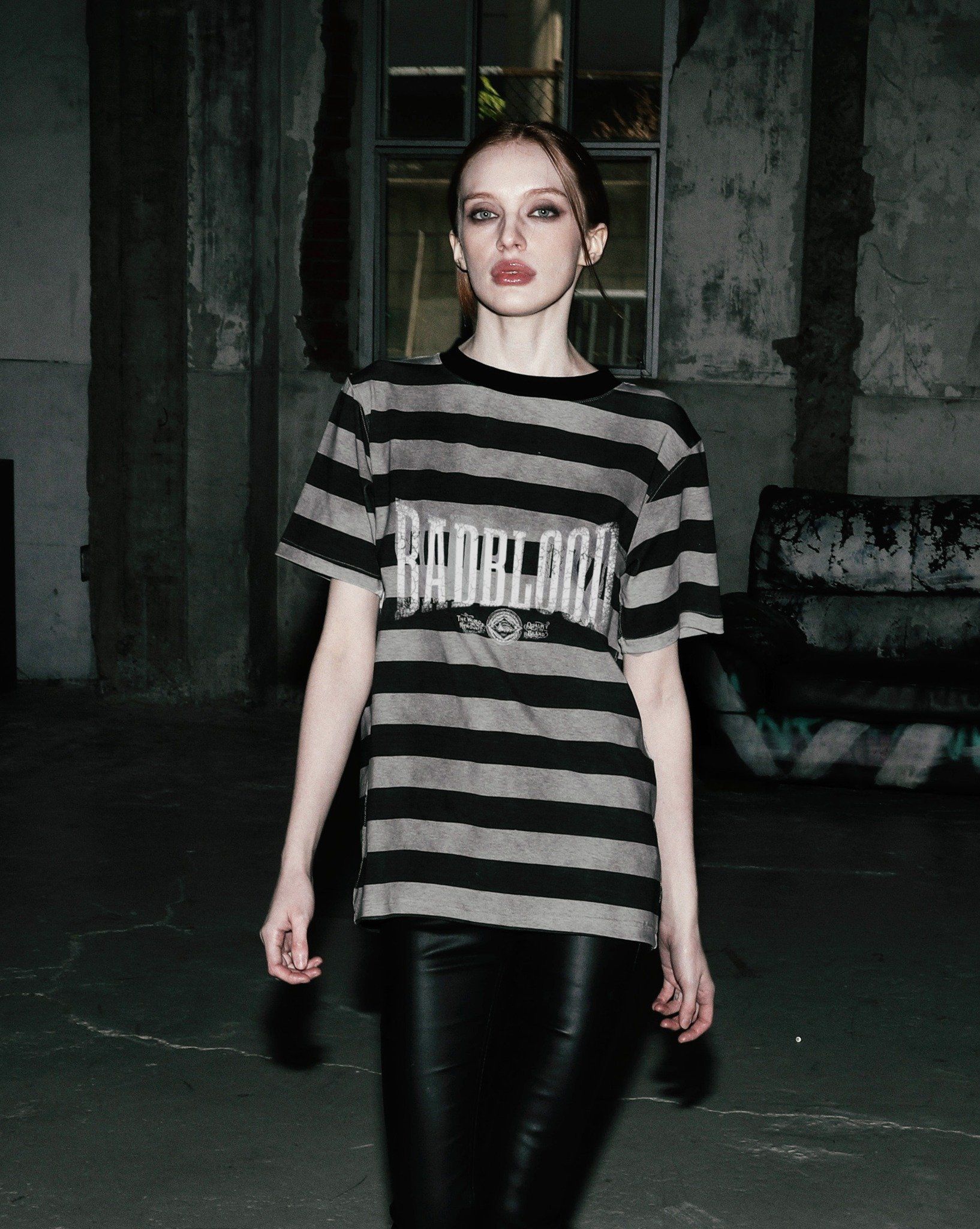  Áo Thun [Unisex] Badblood - [w-tee25-066] Curved Logo Dusty Stripe T-Shirt Black/Grey 