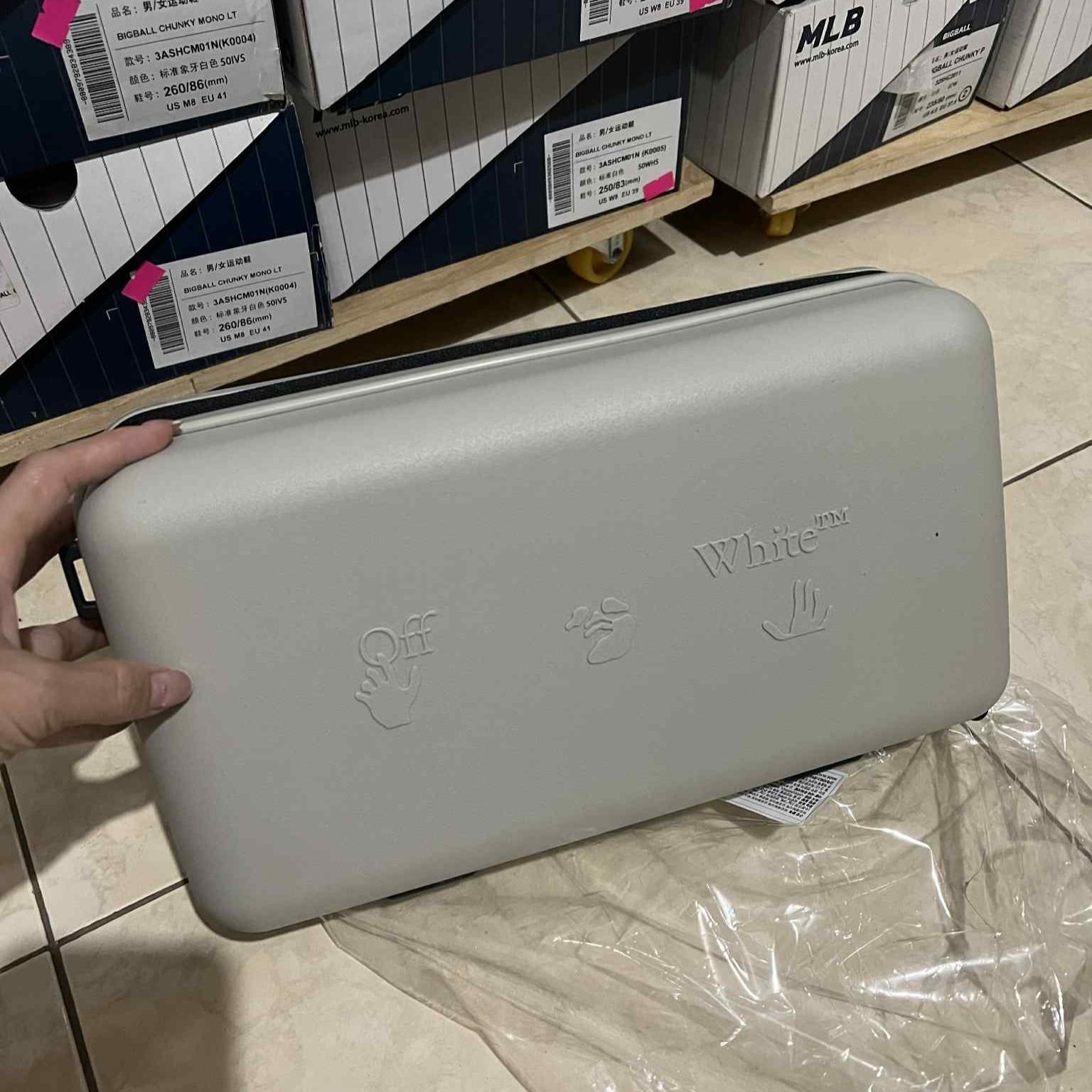  Hộp Bảo Vệ OFF WHITE x AMOREPACIFIC 