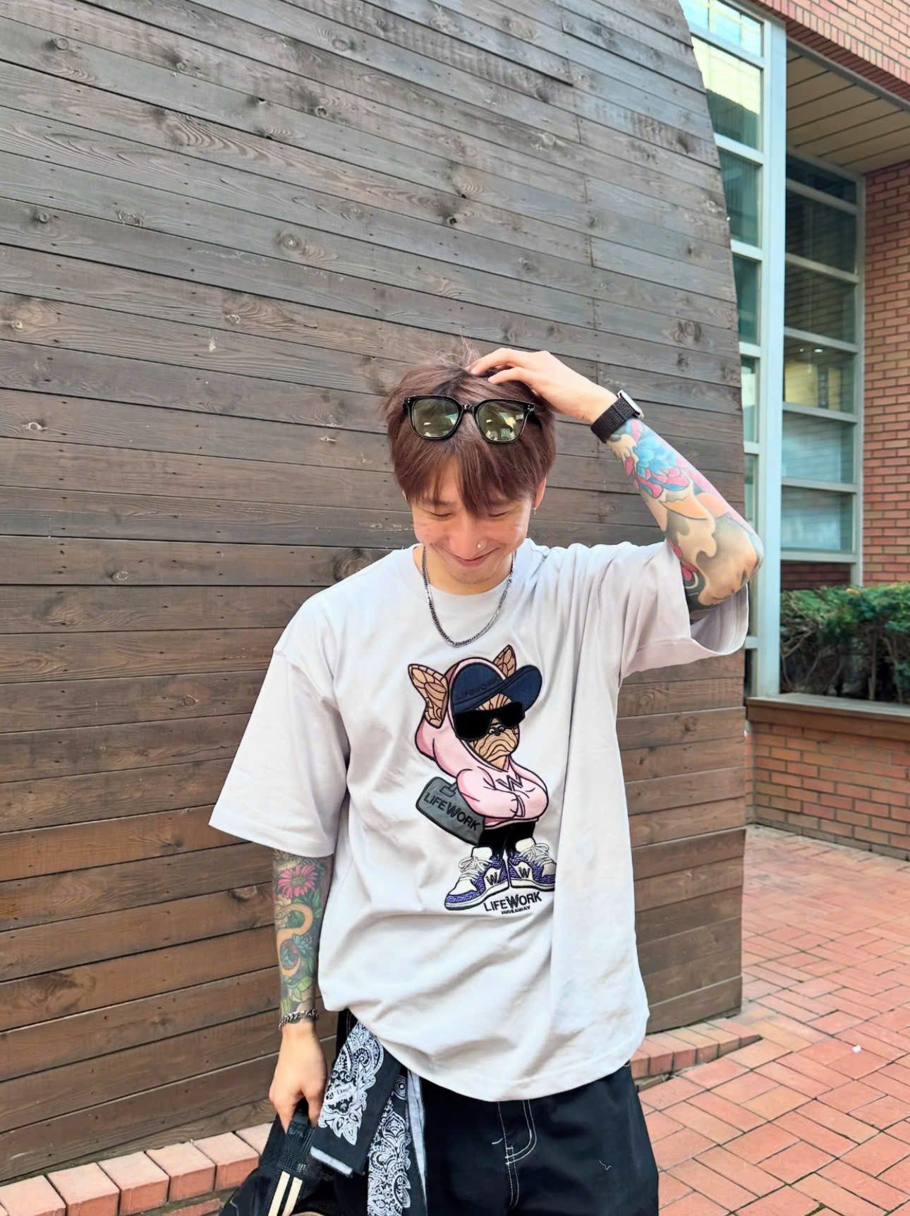  Áo thun Life Work [Unisex] - Duffle Bag Hipdog Applique Short Sleeve T-Shirt - LW252TS428 