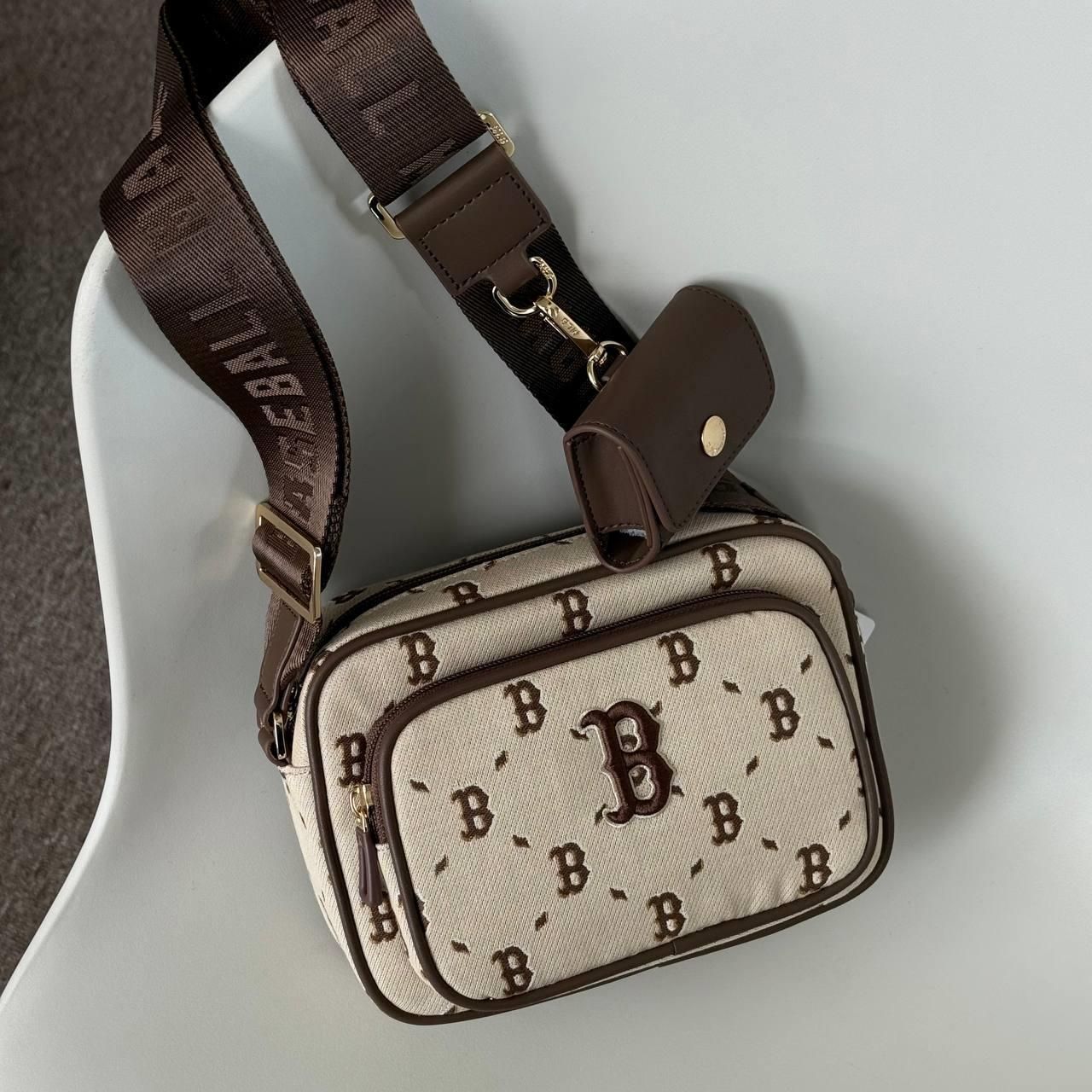  Túi MLB Diamond Monogram Camera Bag Boston Red Sox Brown - 7ACRMDH5N-43BRS 