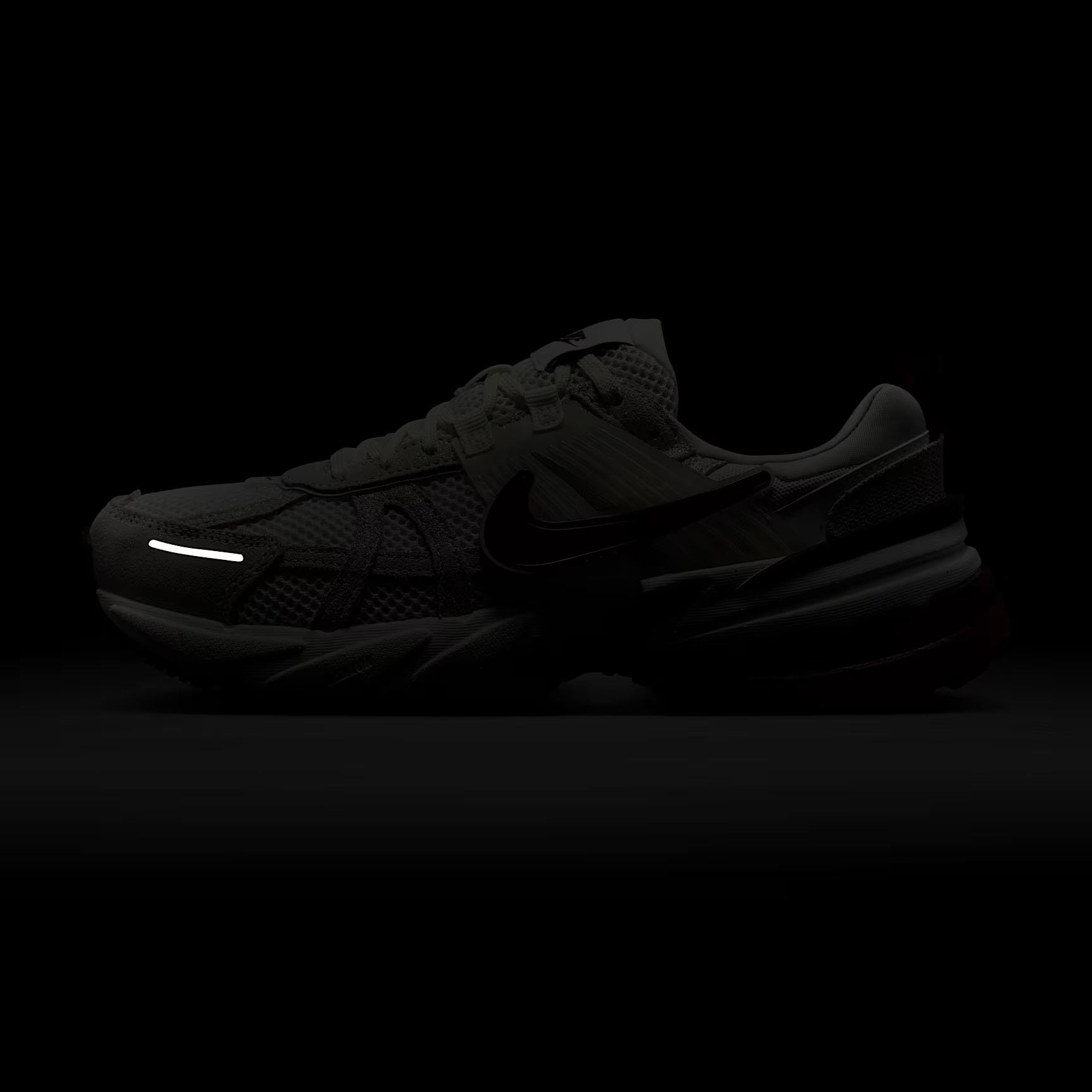  Giày Nike - V2K Run SE White Team Red HQ3500-100 