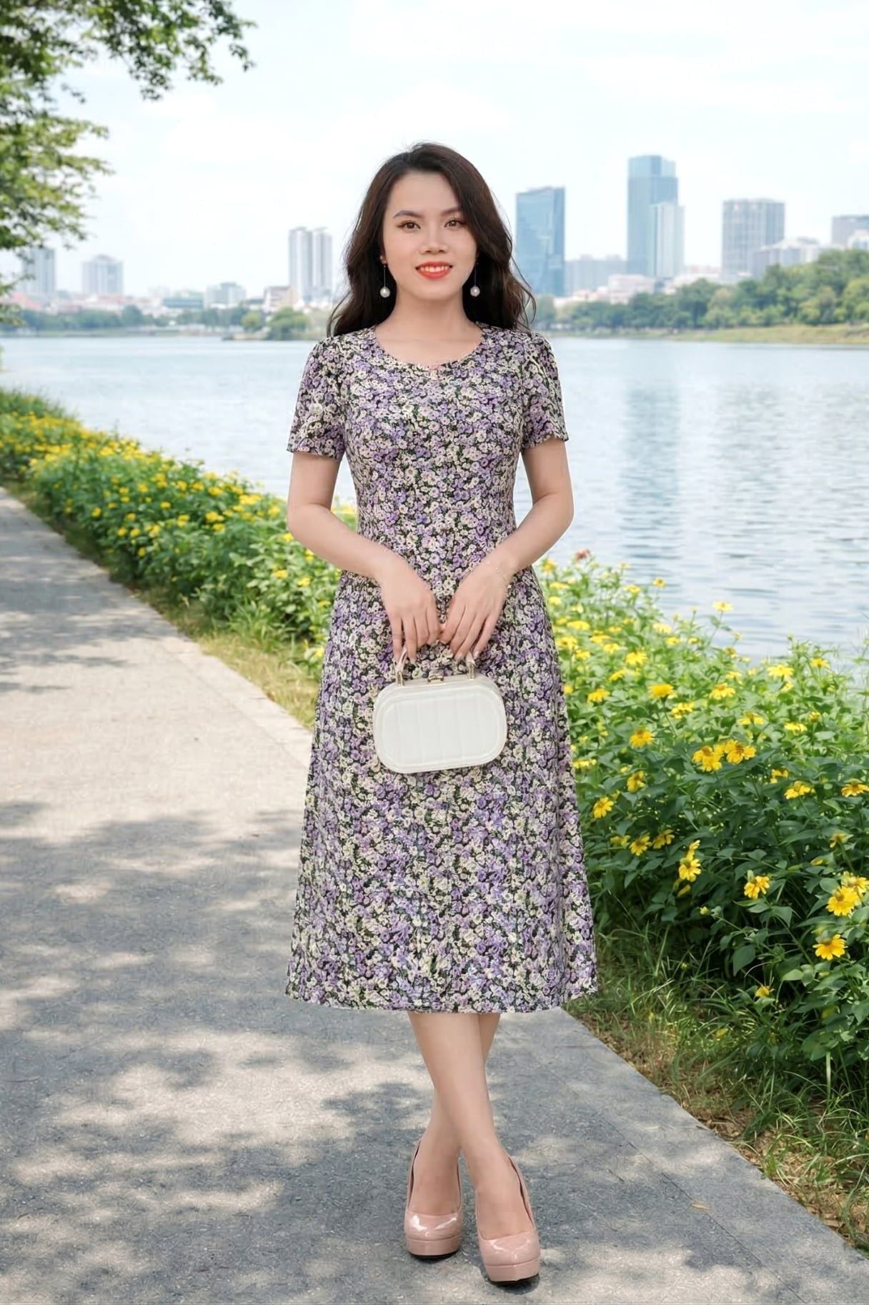 Đầm suông A Đen hoa nhí tím cổ xẻ phối cúc DL614