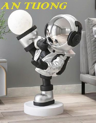 Đèn đứng dáng phi hành gia decor trang trí đẹp
