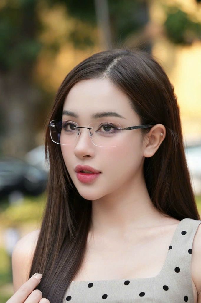 Kinh nữ xách tay