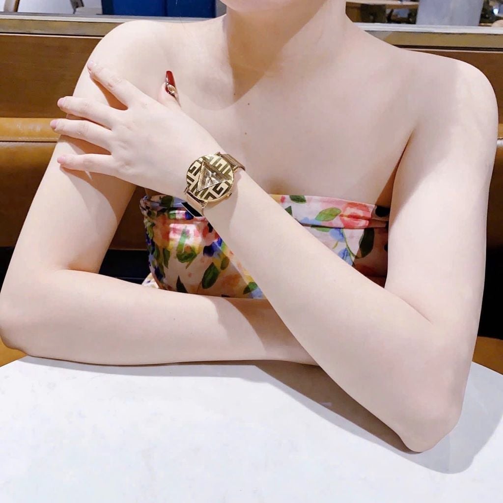Đồng hồ nữ xách tay store về Gueess