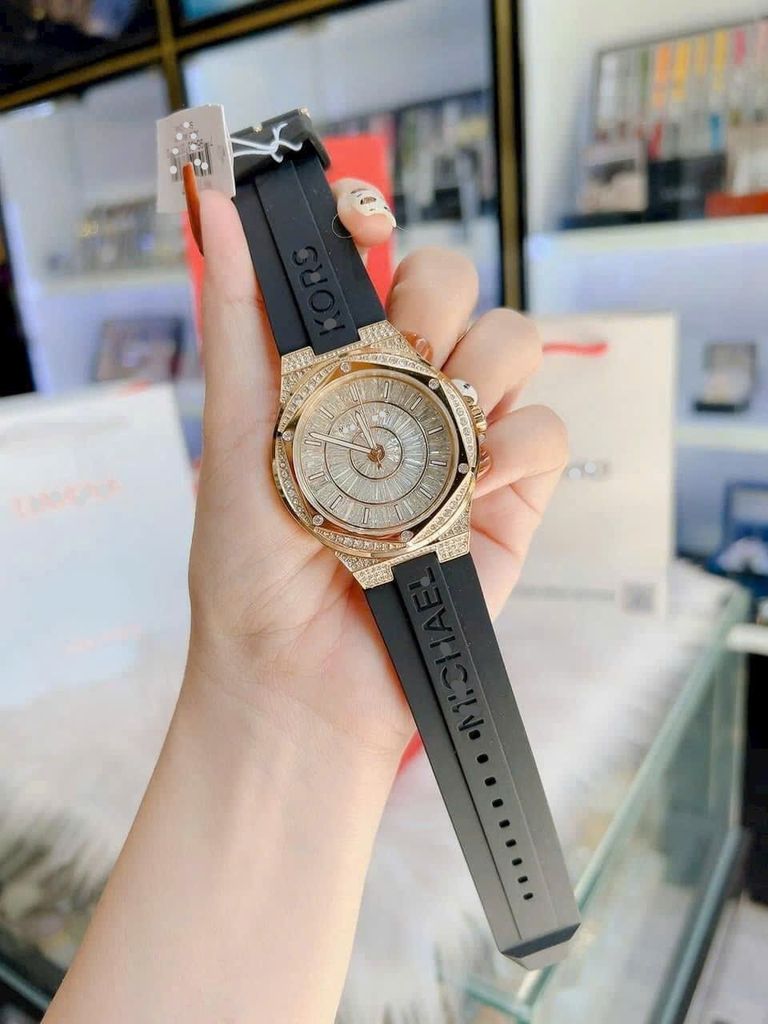 Miichael Korrs Lennox Three-Hand New 2023