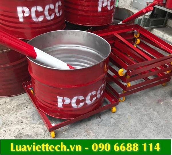  Bộ thùng phuy và khung sắt có bánh xe đẩy 