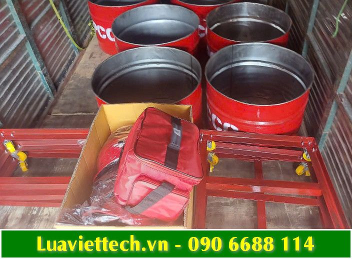 Bộ thùng phuy và khung sắt có bánh xe đẩy 