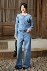 Áo Khoác Denim Croptop – Cổ Tròn Túi Hộp Nữ Tính