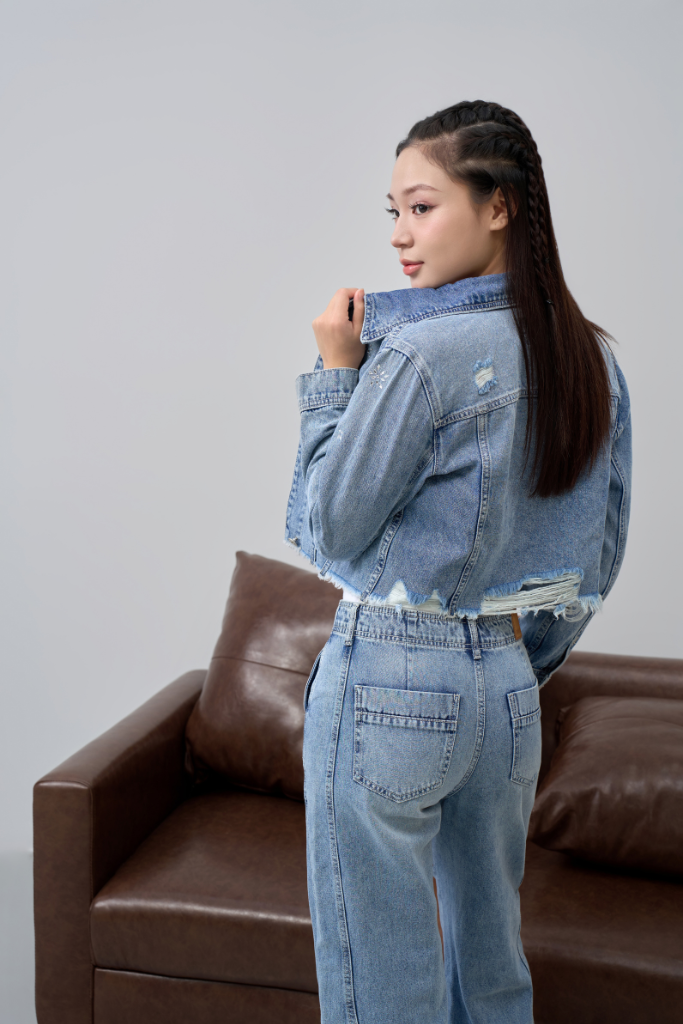 Áo Khoác Jeans Nữ Croptop - Hiệu ứng mài, đính đá độc đáo