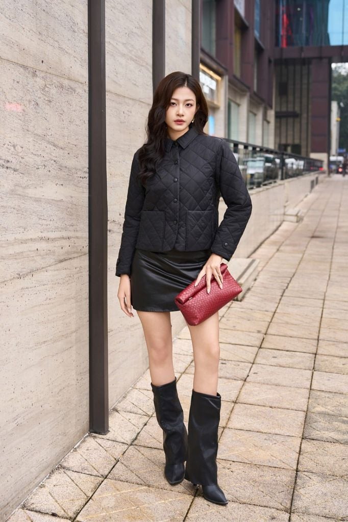 Áo Phao Nữ Dáng Ngắn Họa Tiết Chần Trám, Cổ Đức Thanh Lịch