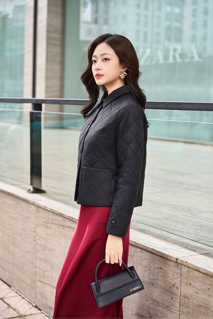 Áo Phao Nữ Dáng Ngắn Họa Tiết Chần Trám, Cổ Đức Thanh Lịch