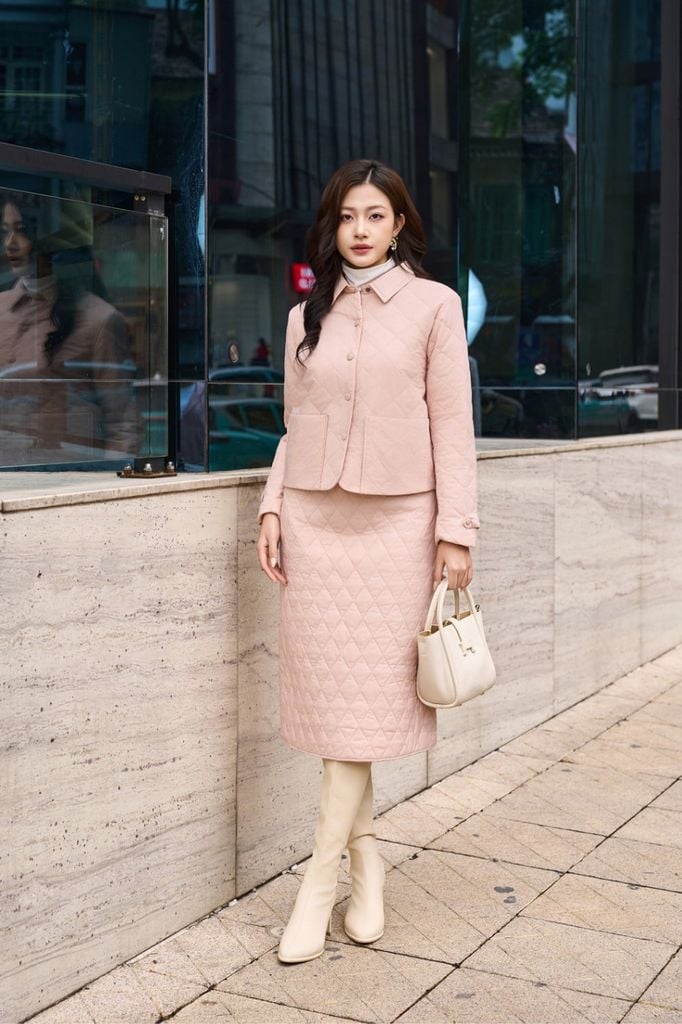 Áo Phao Nữ Dáng Ngắn Họa Tiết Chần Trám, Cổ Đức Thanh Lịch