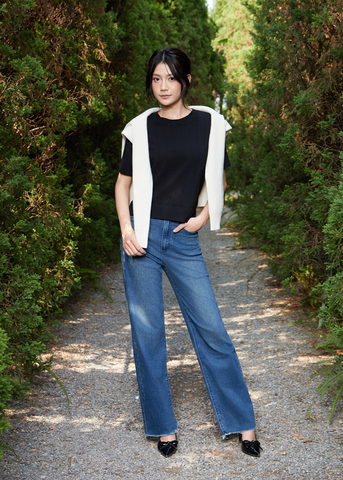 Quần Jeans Nữ Ống Suông - Hiệu Ứng Laser Xước Dọc Sườn