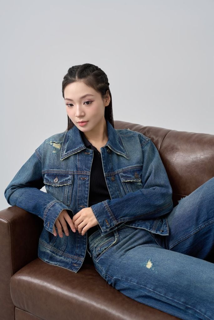 Áo Khoác Jean Nữ Premium – Snow Wash Độc Bản