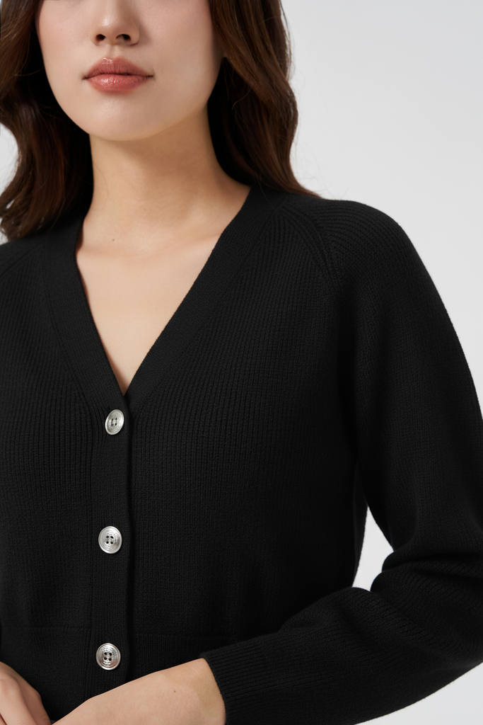 Áo Len Nữ Dáng Ngắn Cổ V – Mềm Nhẹ, Ấm Vừa & Dễ Phối Mỗi Ngày