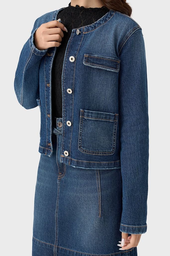 Áo Khoác Denim Croptop – Cổ Tròn Túi Hộp Nữ Tính