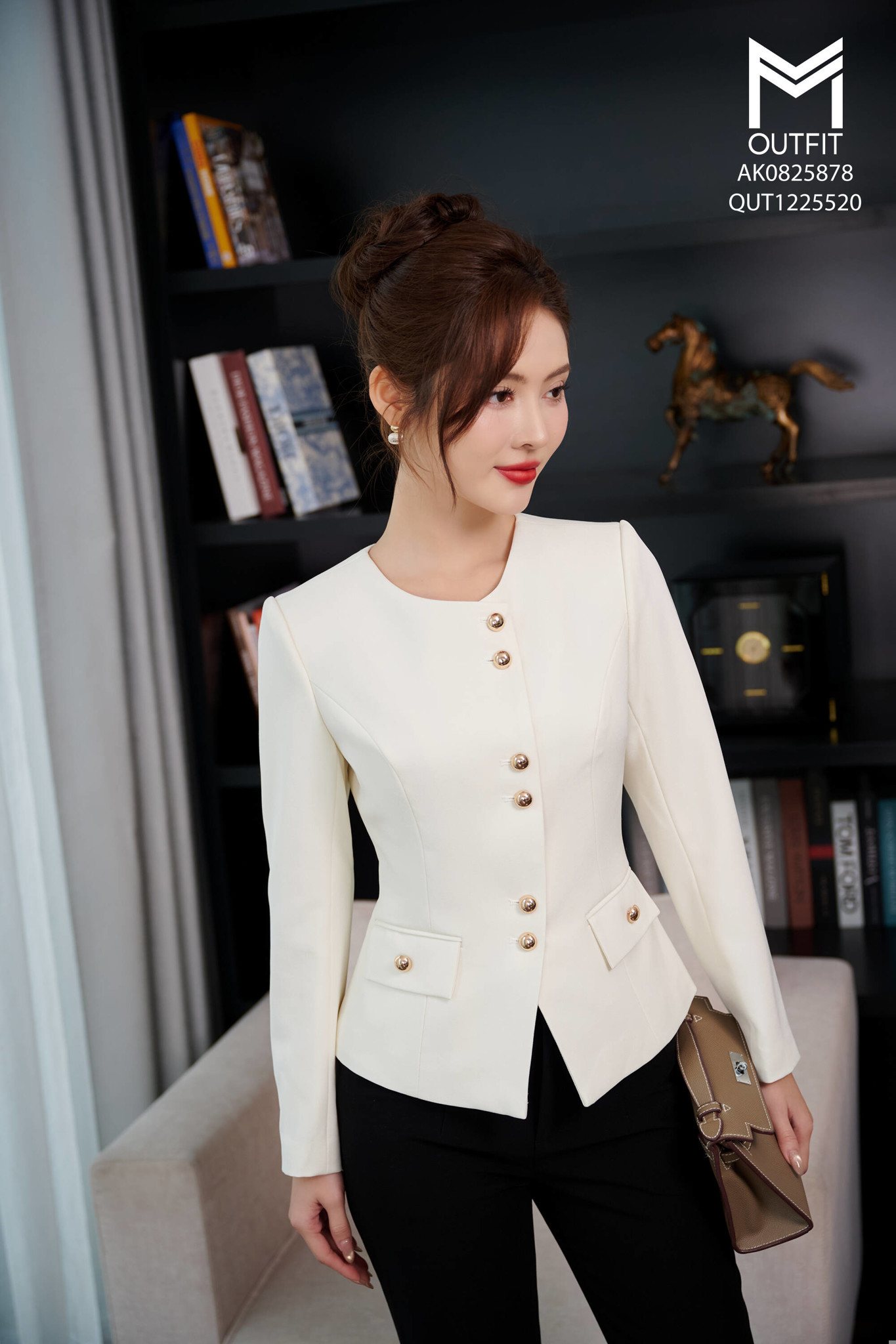 Áo khoác cổ tròn vạt lệch có túi đính cúc kim loại