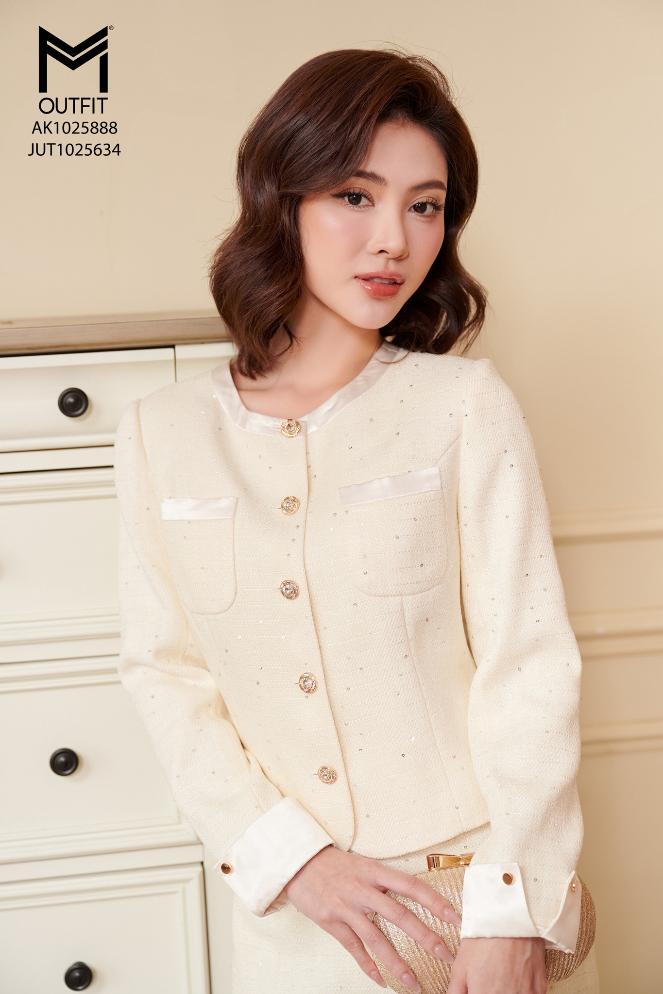 Áo khoác cổ tròn pha lụa có túi ngực mix chân váy JUT1025634