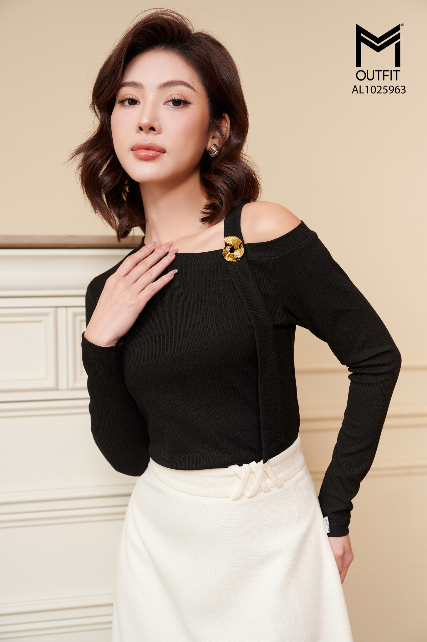 Áo thun cách lệch vai đính cúc trang trí