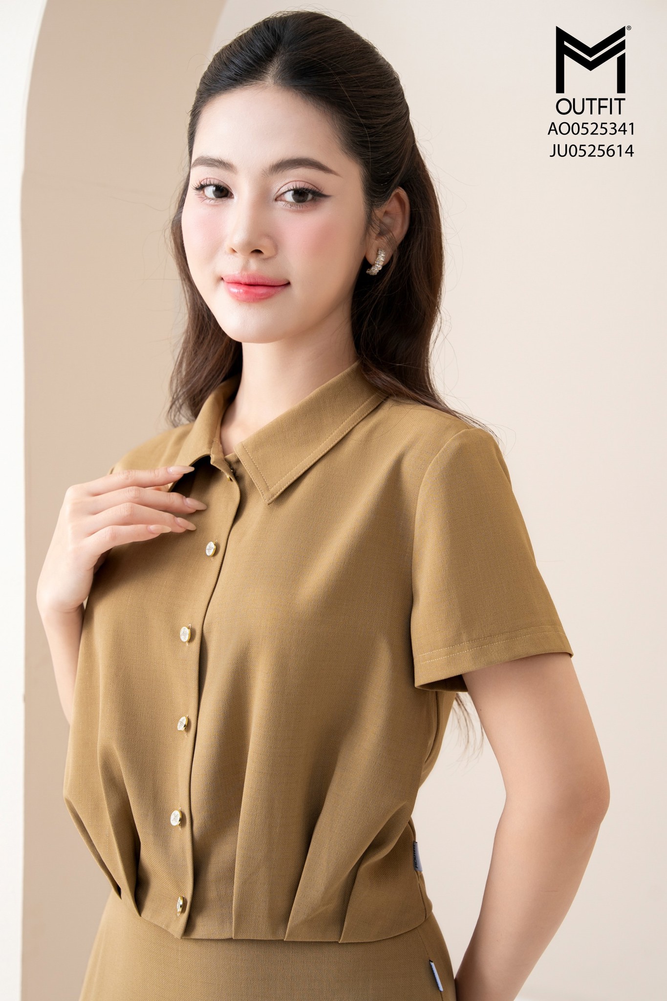 Áo sơ mi xếp ly gấu áo mix với chân váy mã JU0525614