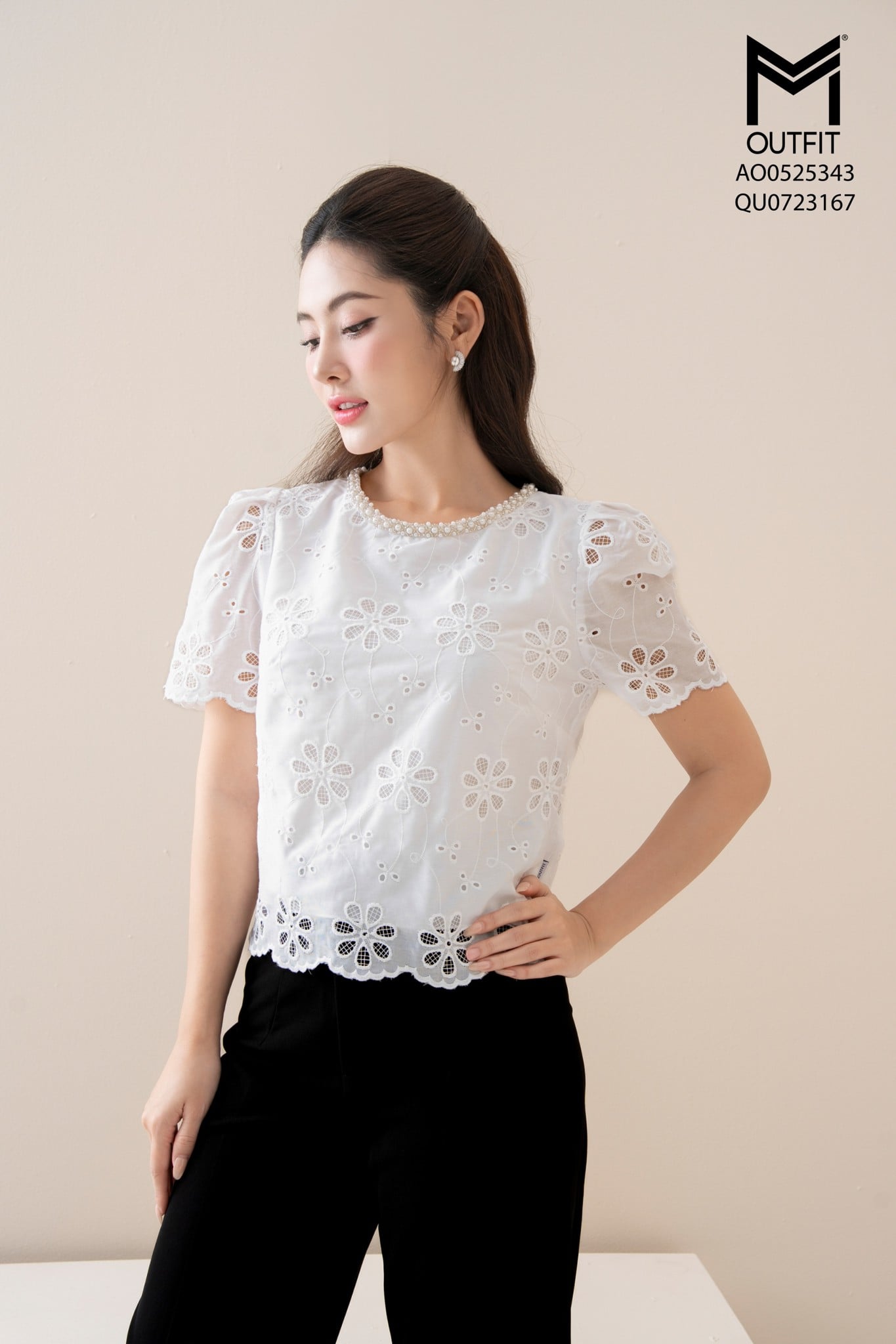 Áo ren croptop suông eo cổ đính dây hạt trai