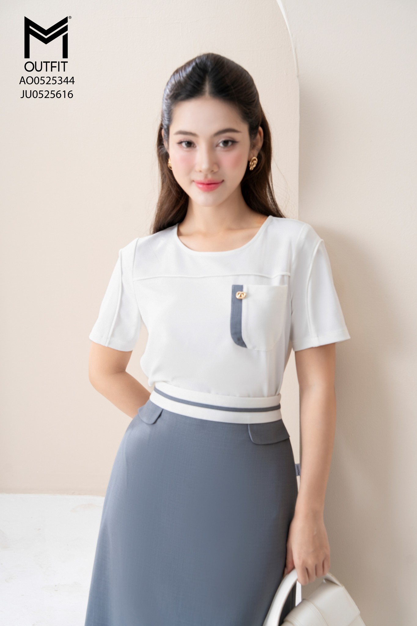 Áo sơ mi suông eo cổ tròn có túi ngực mix với JU0525616