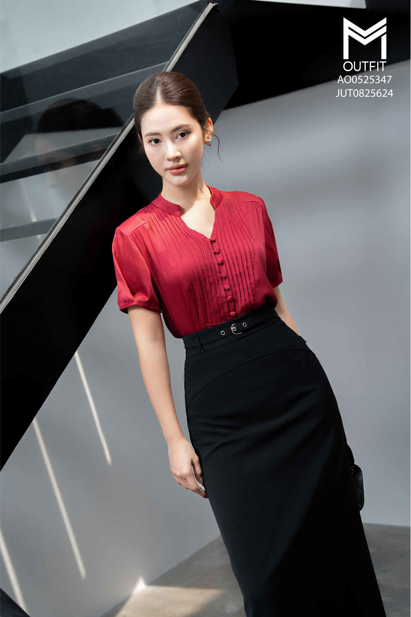 Áo sơ mi cộc tay bấu mí thân áo đính cúc bọc