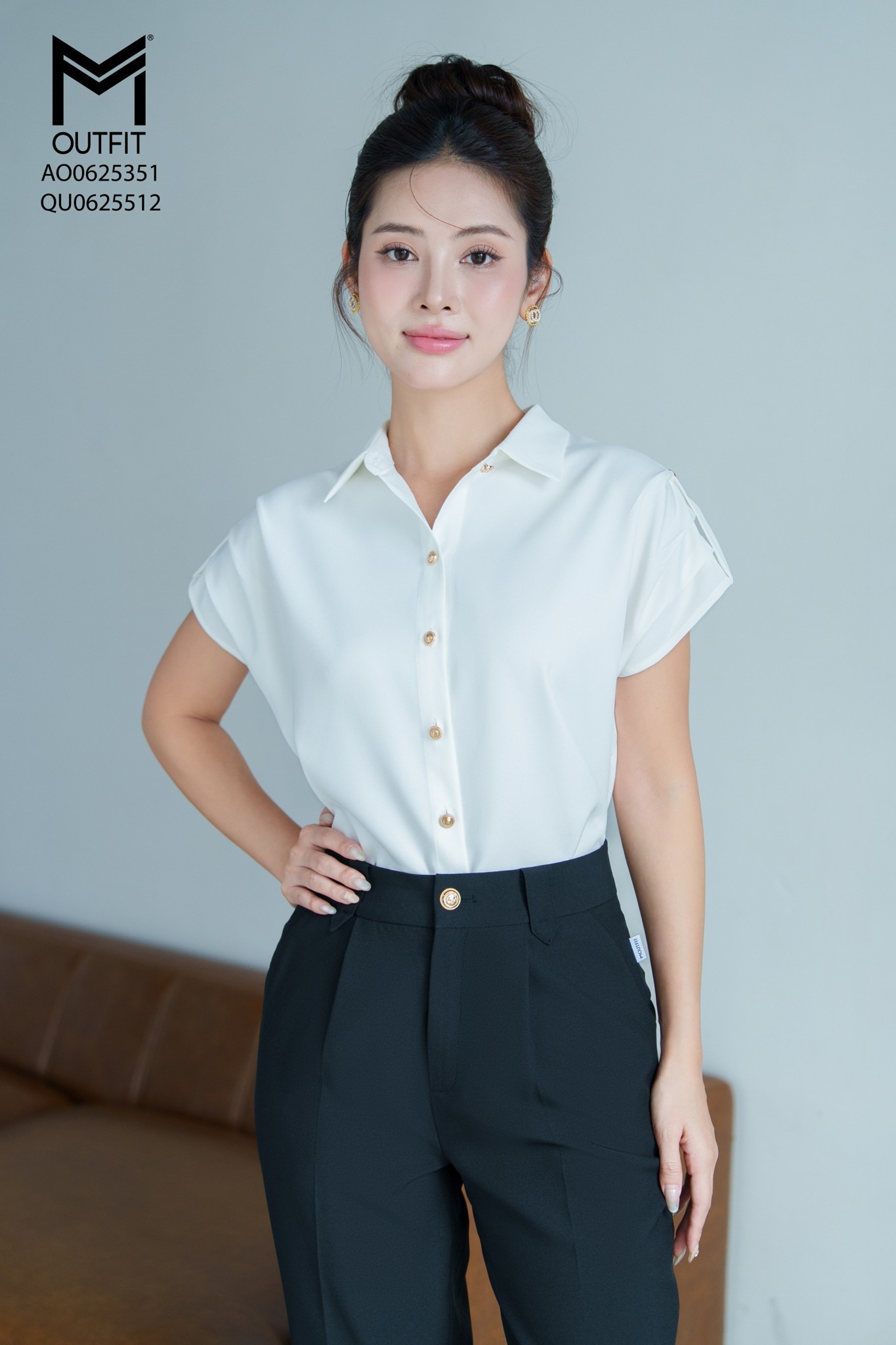 Áo sơ mi sát nách xếp ly vai đính cá mix với quần QU0625512