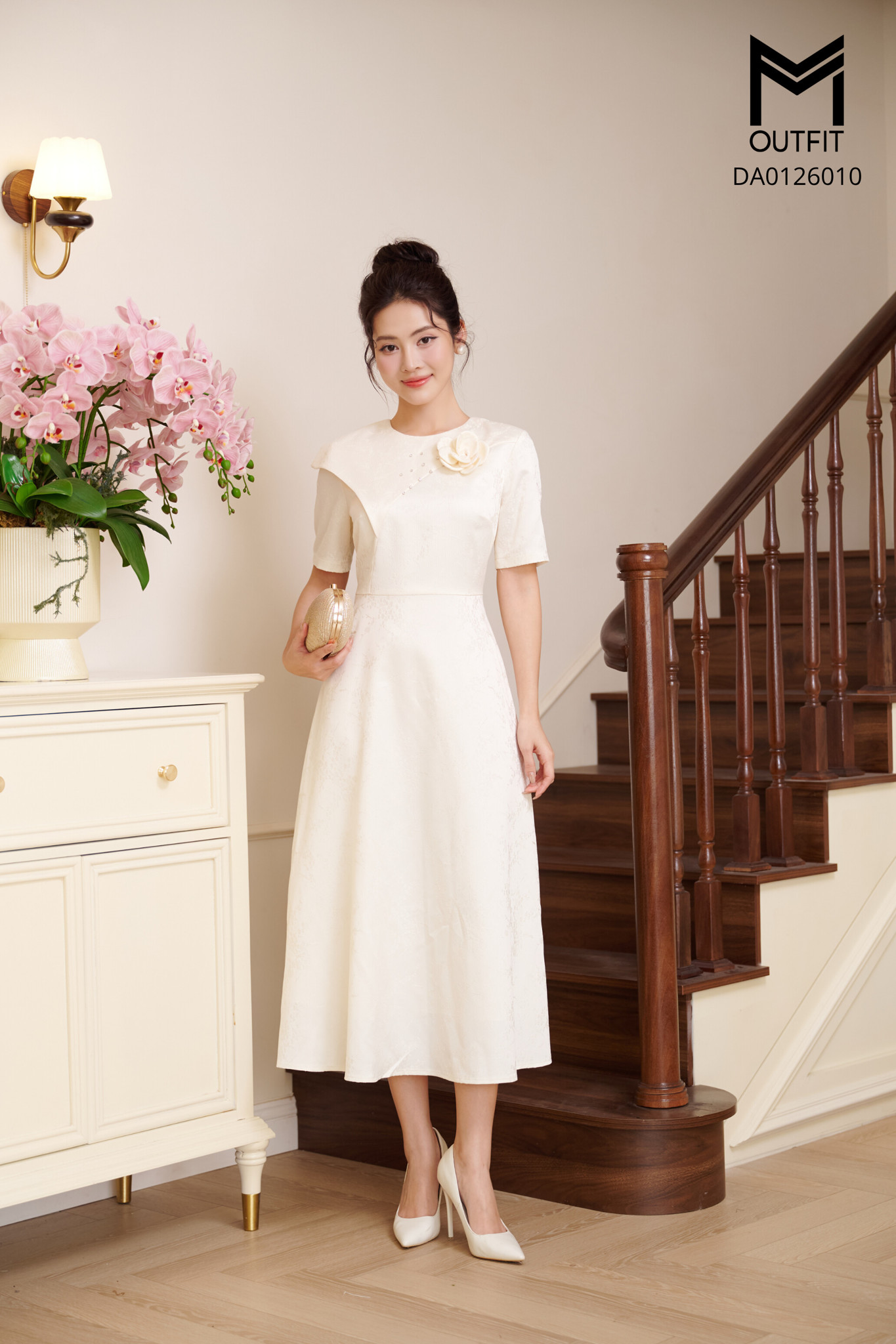 Đầm tiệc dài tay xòe đính hoa và đính đá ở ngực