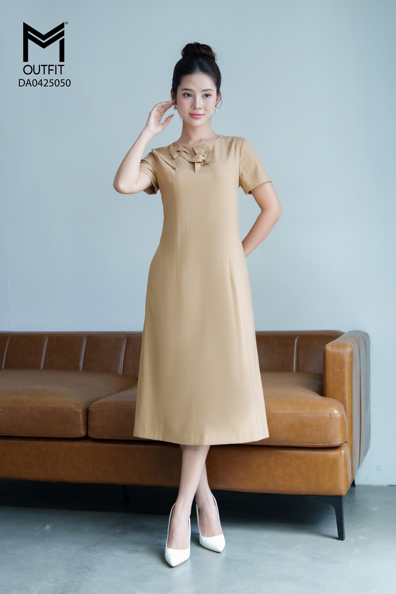 Đầm suông eo cổ tròn đính hoa ngực