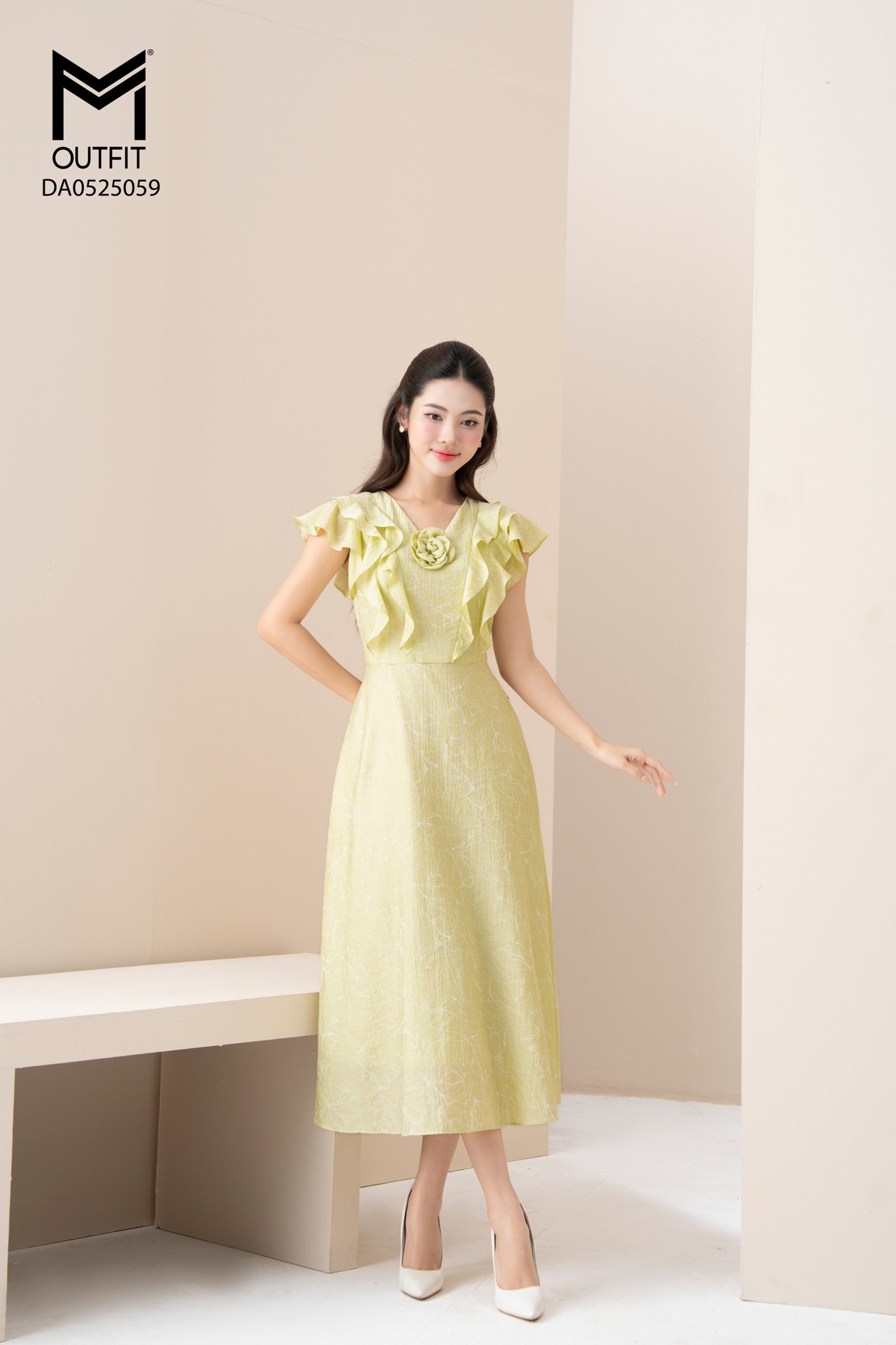 Đầm xòe cổ V bèo ngực đính hoa tay cánh tiên
