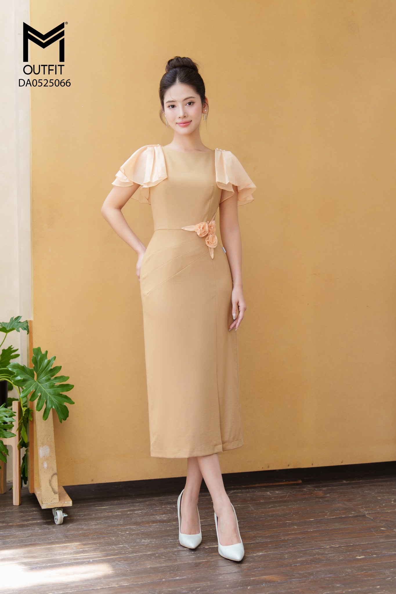 Đầm ôm tay phối tơ xếp ly đính hoa eo