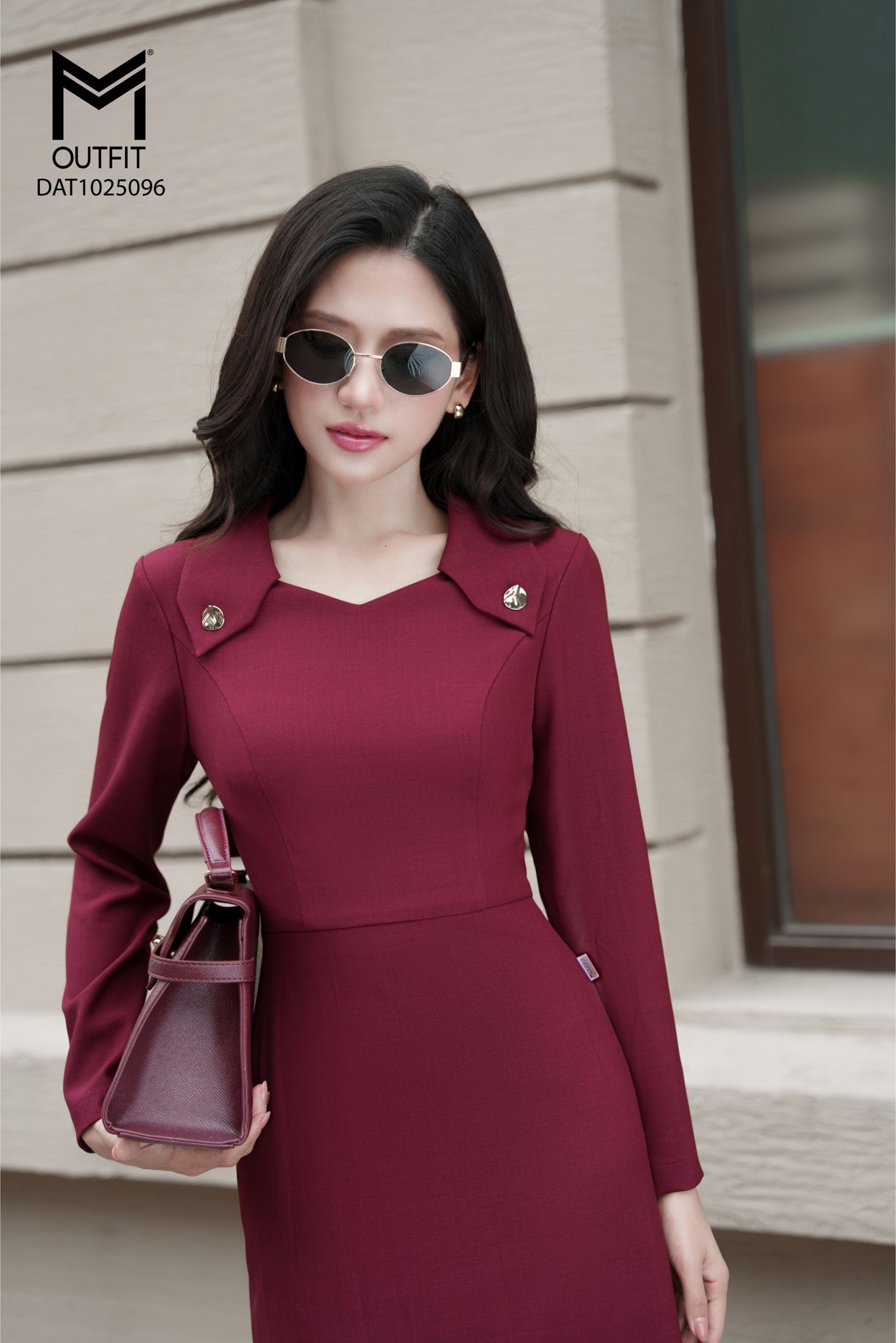 Đầm bút chì thẳng cổ cánh diều đính cúc trang trí