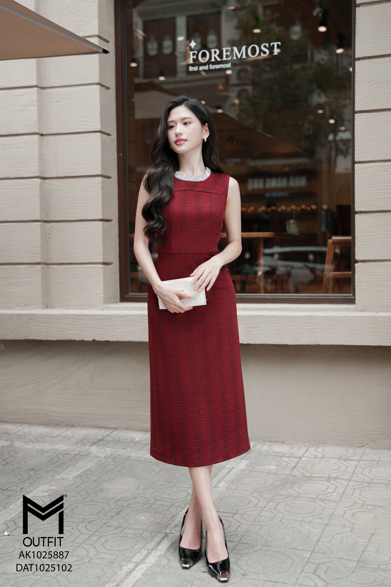 Đầm sát nách cổ tròn đính dây kim sa mix với áo AK1025887