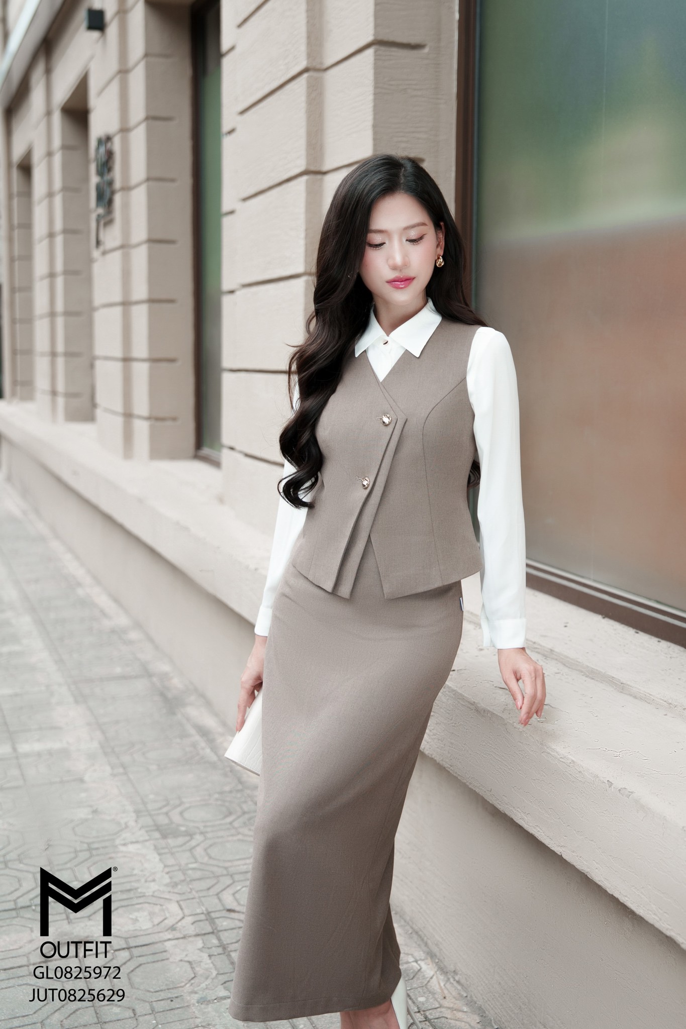 Áo gile nẹp bong xéo mix với chân váy JUT0825629