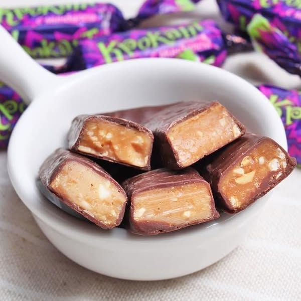 Kẹo Socola Hộp Thiếc Đậu Phộng Hạnh Nhân Krokaht Nga – 180g