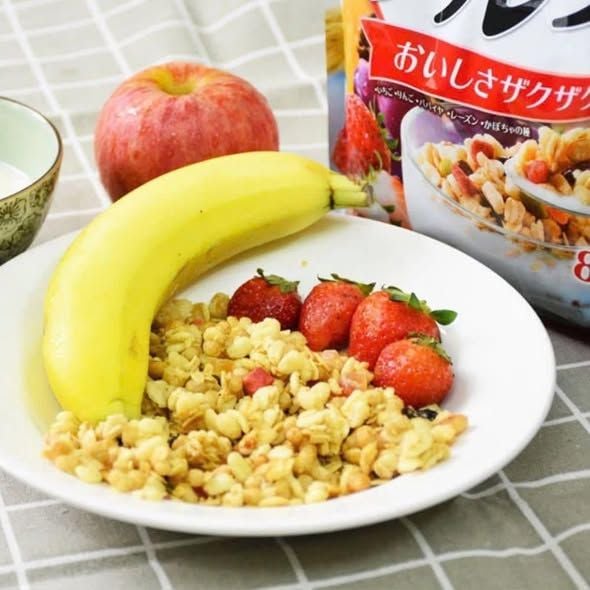 Ngũ Cốc Trái Cây Calbee Đỏ Nhật - 750g