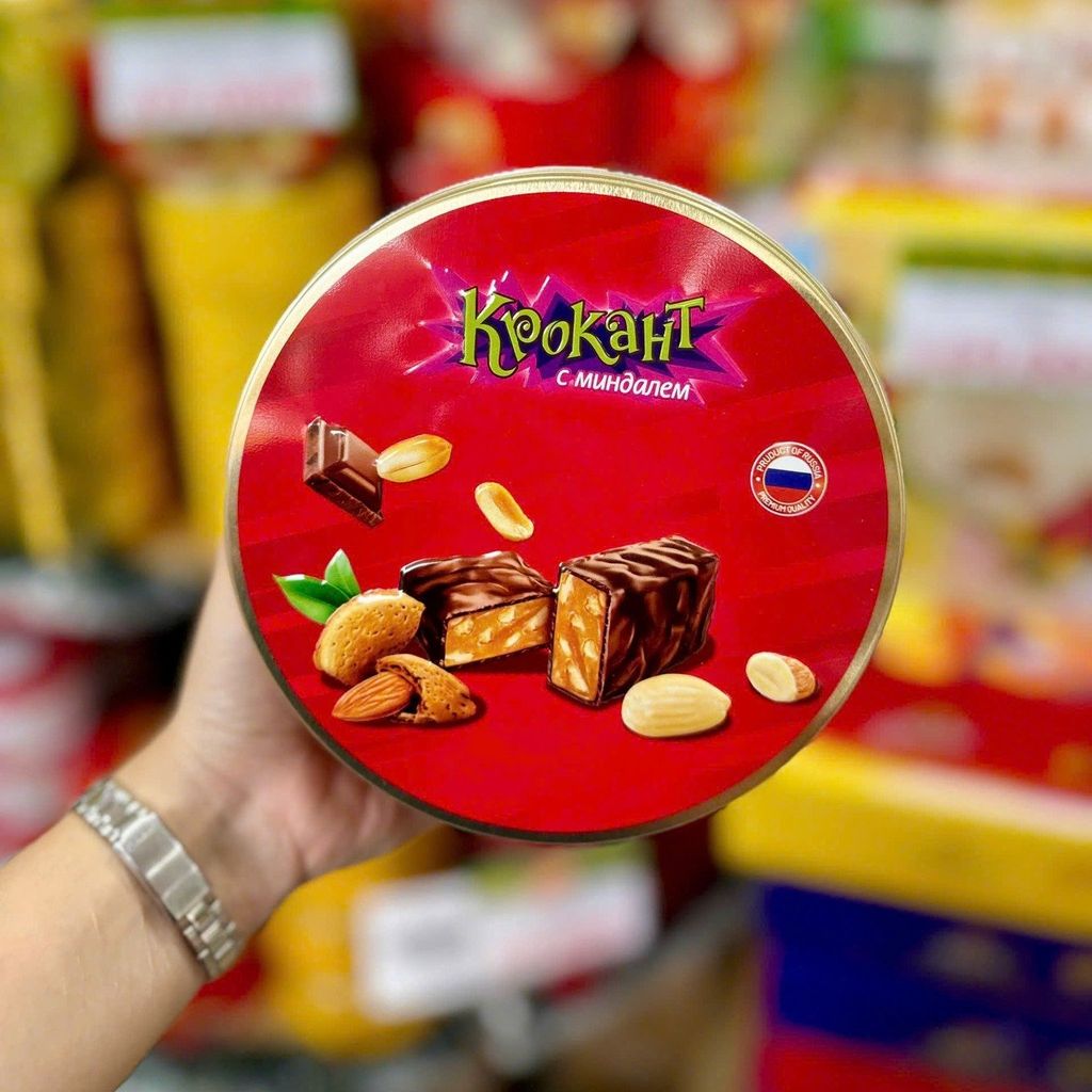 Kẹo Socola Hộp Thiếc Tròn Đậu Phộng Hạnh Nhân Krokaht Nga – 180g