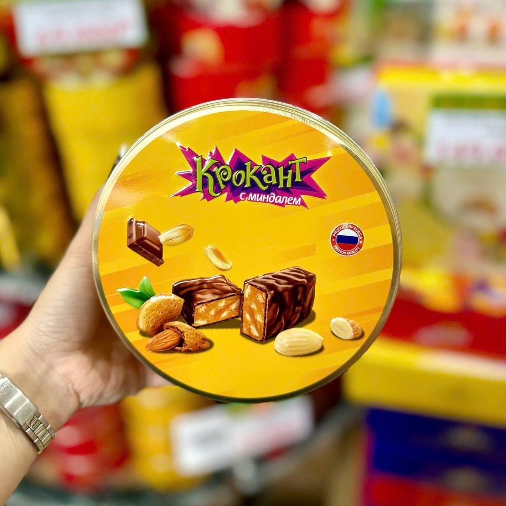 Kẹo Socola Hộp Thiếc Tròn Đậu Phộng Hạnh Nhân Krokaht Nga – 180g