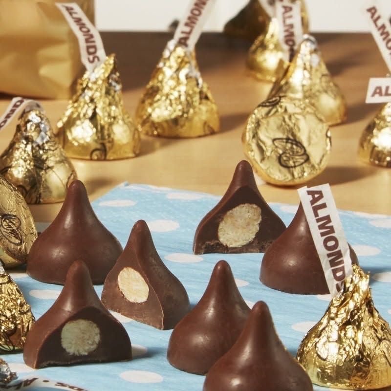Socola Hershey's Kisses Creamy Milk Chocolate With Almonds - 205G