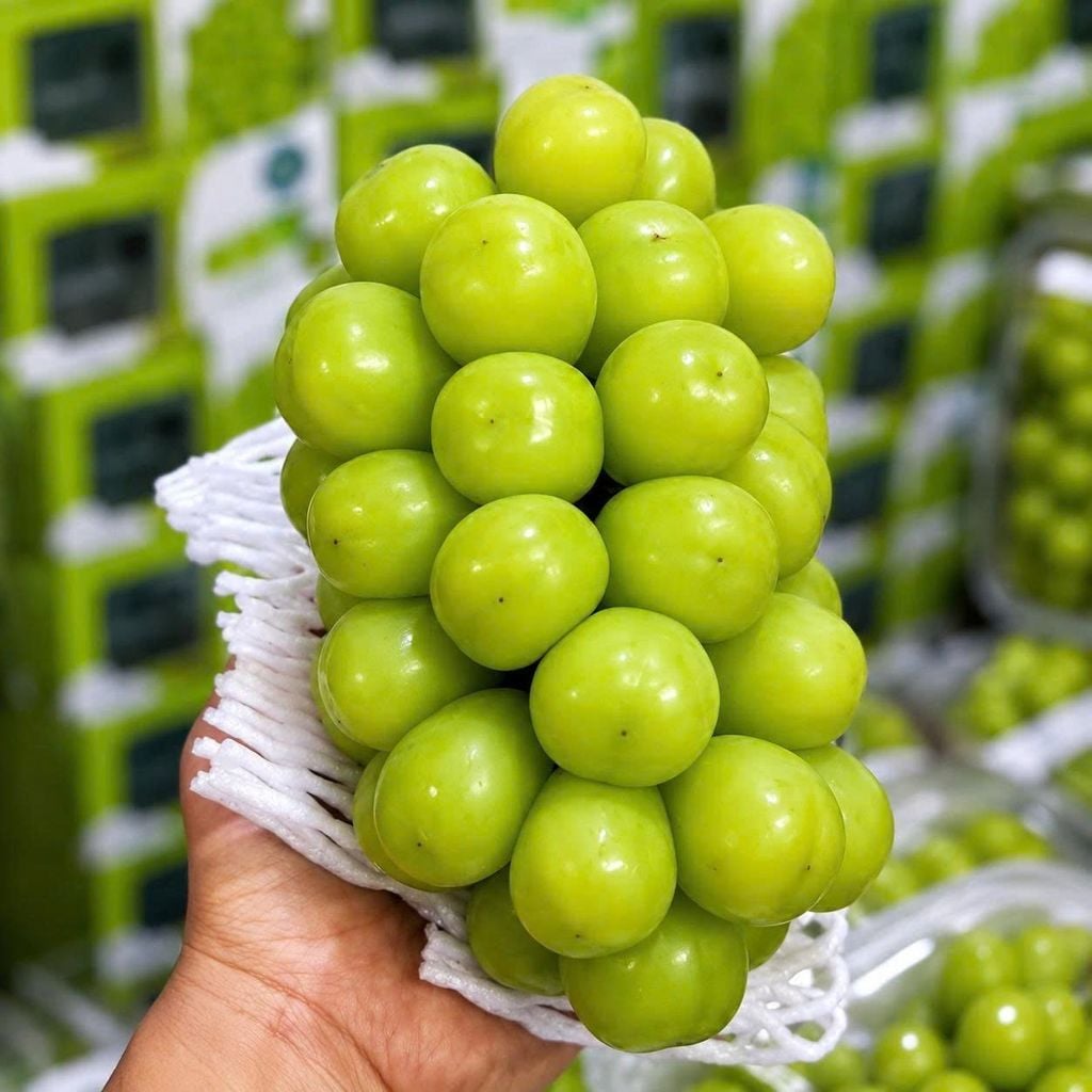 Nho Mẫu Đơn Shine Muscat - Hộp Khoảng 650g